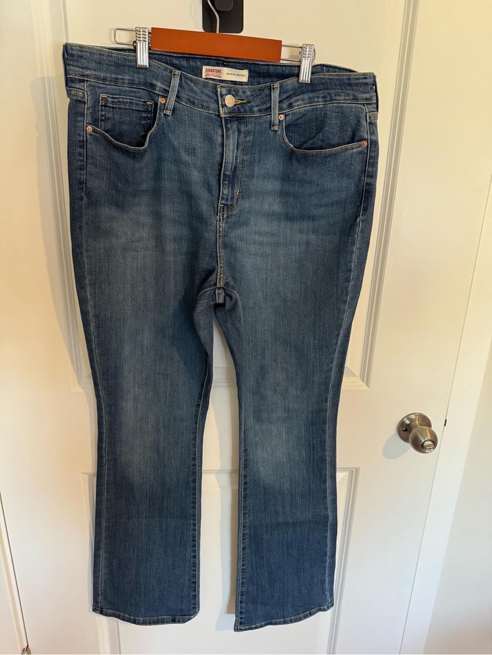 Signature by Levi’s Strauss mid rise boots cut jeans size 16/18